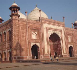 Moschee links neben Taj Mahal