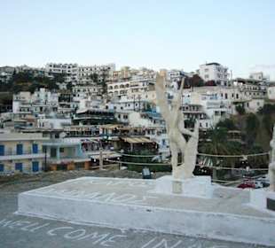 Der Ort vom Hafen aus