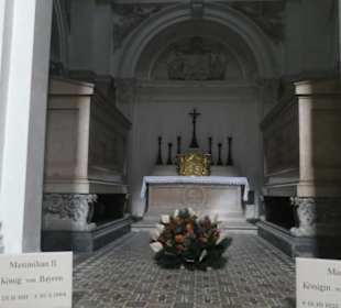 Gräber von König Maximilian II. und Königin Marie
