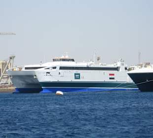 2 Gigantische Fähren am Hafen