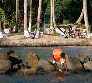 Blick vom Wasser auf den Strand