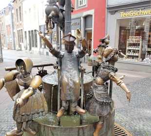 Ansichten vom Puppenbrunnen in Aachen