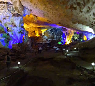 Verschieden Steinformationen in der Höhle