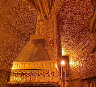 Decke und Wände sind mit Blattgold belegt