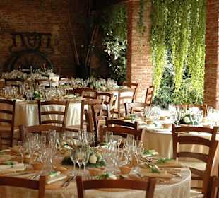 Tavoli apparecchiati sotto il portico