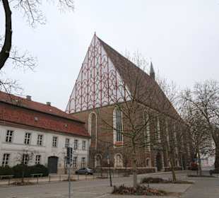 Blick von der Kirche zur Konzerthalle