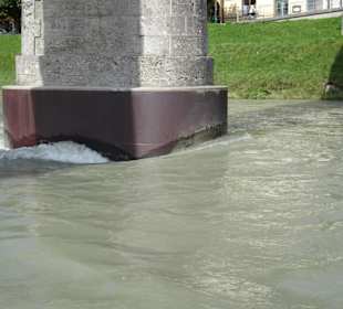 Brückenpfeiler des Mozartsteges in der Salzach