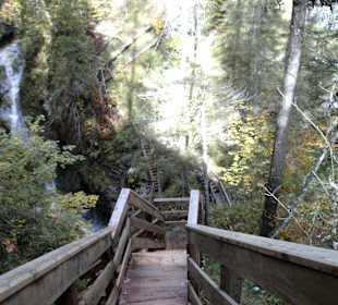 Steiler Ab- bzw.Aufstieg in der Klamm