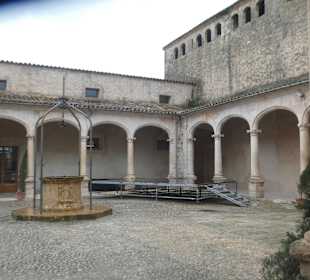 Beim Rathaus von Sineu im ehemaligen Kloster