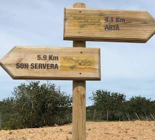 Schilder mit Entfernungsangabe