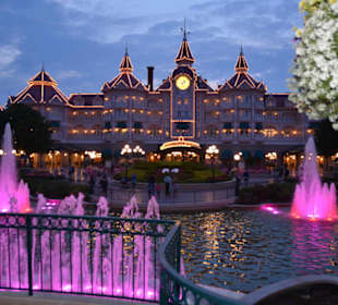 Eingang und Hotel abends