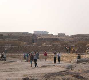 Bei den Pyramiden