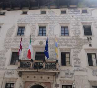 Beim Palazzo Thun, dem Rathaus von Trient