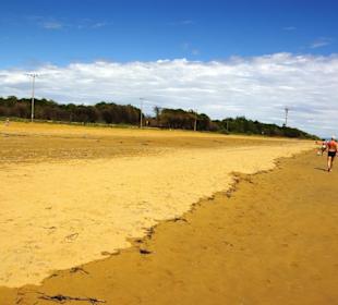 Am Strand entlang super