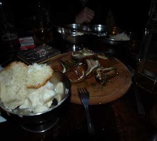 Specjalność pubu -świńskie uszy i chleb ze smalcem