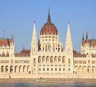 Wasserbus im Wasser vorm Parlament