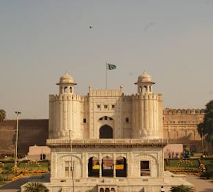Lahore Fort, Blick vom Eingang der Badshahi Moschee