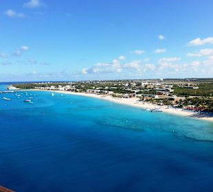 Blick auf den Strand vom Schiff aus