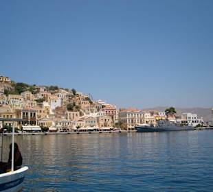 Malerische Häuserfront auf Symi