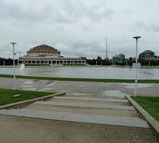 Blick auf die Halle von der Pergola