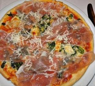 Pizza mit Landschinken im Ristorante Bellini