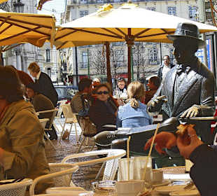 Dichter Fernando Pessoa sitzt zwischen den Gästen