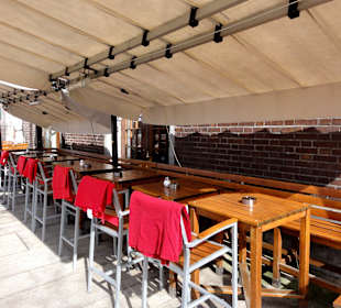 Begehrte "Bankplätze" in der Sonne vor dem Bistro