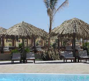 Liegen am kleinen Pool