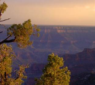 Sonnenuntergang am Grand Canyon mit Regenbogen
