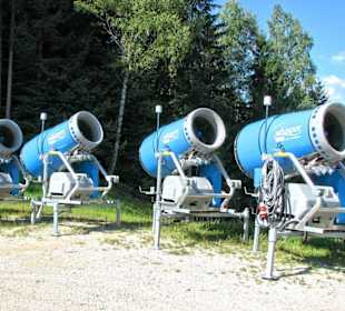 Die Schneekanonen gerüstet für den neuen Winter