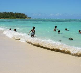Einheimische Kinder beim Baden
