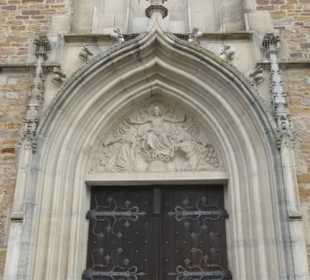 Das Jüngste Gericht über dem Eingangsportal