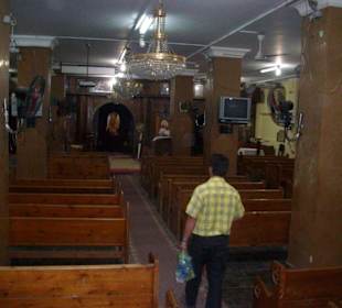 Diese kleine Kirche liegt neben der großen Hauptkirche