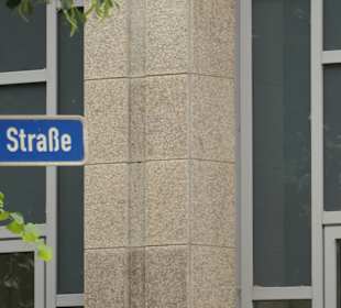 Blick vom Hasselbachplatz zur Hallische Straße