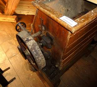 Blick auf die Gerätschaften der Mühle