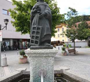 Brunnen vor dem Kirchenportal