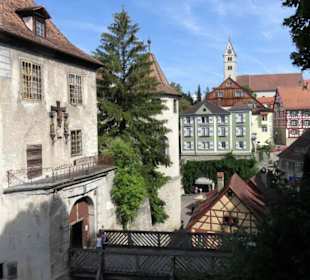 Eingang über Brücke