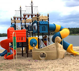 Plac zabaw w formie statku - plaża w Głownie