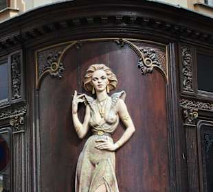 Rzeźba na ścianie kawiarni - Praga.