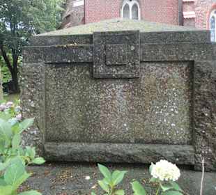 Nagrobek obok kościoła