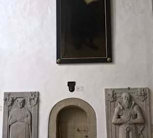 Oben Martin-Luther, unten Grabplatten