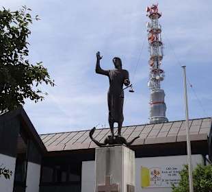 Statue und Sendeturm