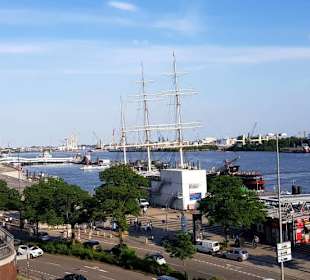 Landungsbrücken mit Hafen