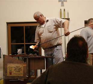 Glasbläser mit glühendem Glas