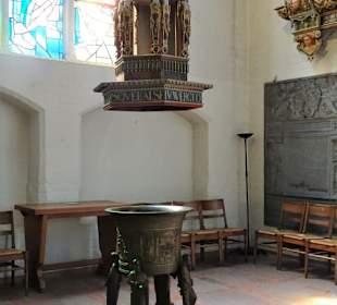 Das Taufbecken mit Himmel in St. Marien