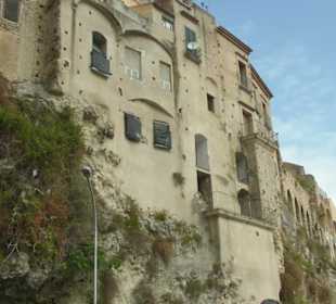 Altstadt direkt über den Felsen