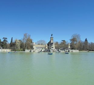 Park Retiro, w tle plac Maestro Villa