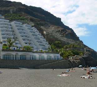 Plaza z ciemnym piaskiem