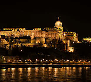 Zamek Królewski w Budapeszcie nocą 