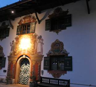 Das Ruhpoldinger Rathaus mit Fassadenmalerei